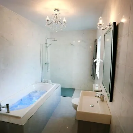 Luxury 6 Bedroom Spiddal Villa, Jacuzzi, Balcony فيلة