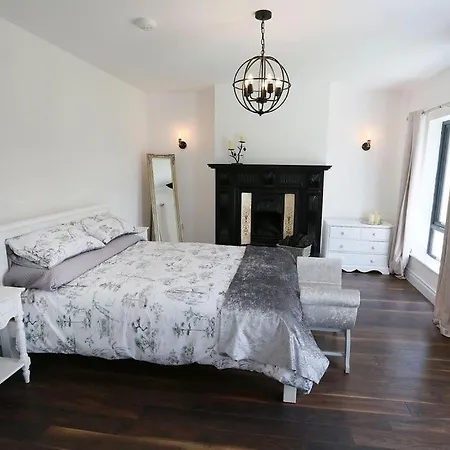 Luxury 6 Bedroom Spiddal Villa, Jacuzzi, Balcony * غالواي