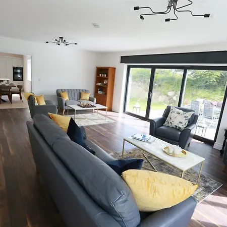 Villa Luxury 6 Bedroom Spiddal Villa, Jacuzzi, Balcony