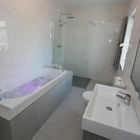 Luxury 6 Bedroom Spiddal Villa, Jacuzzi, Balcony Villa Galway