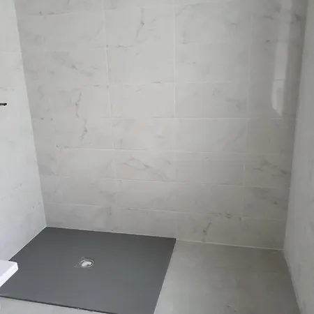 Luxury 6 Bedroom Spiddal Villa, Jacuzzi, Balcony فيلة *