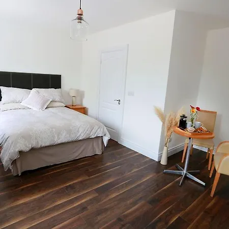 Luxury 6 Bedroom Spiddal Villa, Jacuzzi, Balcony Villa *