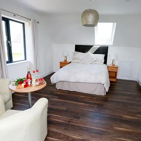 Luxury 6 Bedroom Spiddal Villa, Jacuzzi, Balcony * Galway