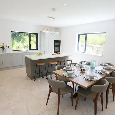 Luxury 6 Bedroom Spiddal Villa, Jacuzzi, Balcony * Galway