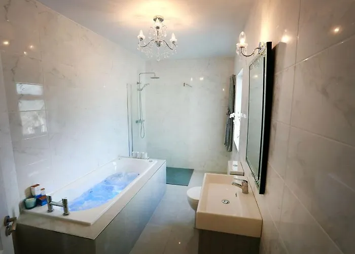 Luxury 6 Bedroom Spiddal Villa, Jacuzzi, Balcony Villa