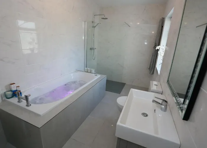 Luxury 6 Bedroom Spiddal Villa, Jacuzzi, Balcony Villa Galway