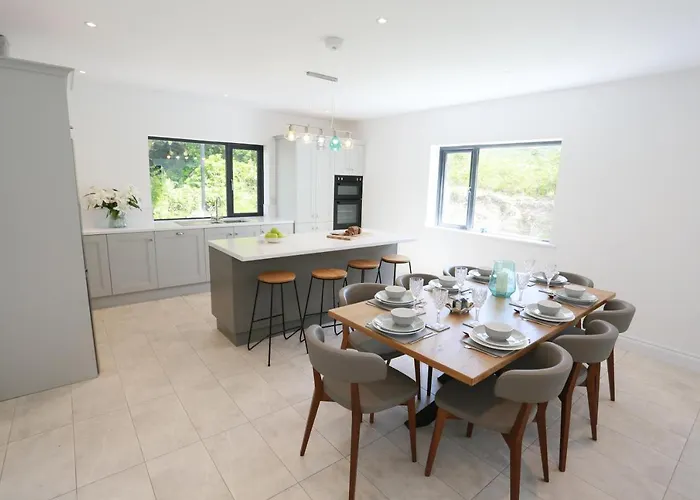 Luxury 6 Bedroom Spiddal Villa, Jacuzzi, Balcony * Galway